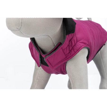 Detalle del cierre de velcro en el cuello del abrigo Trixie Arlay color cereza para perro