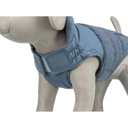 Detalle del cierre en el pecho del abrigo Trixie Ajou azul para perro, con velcro ancho y tejido acolchado