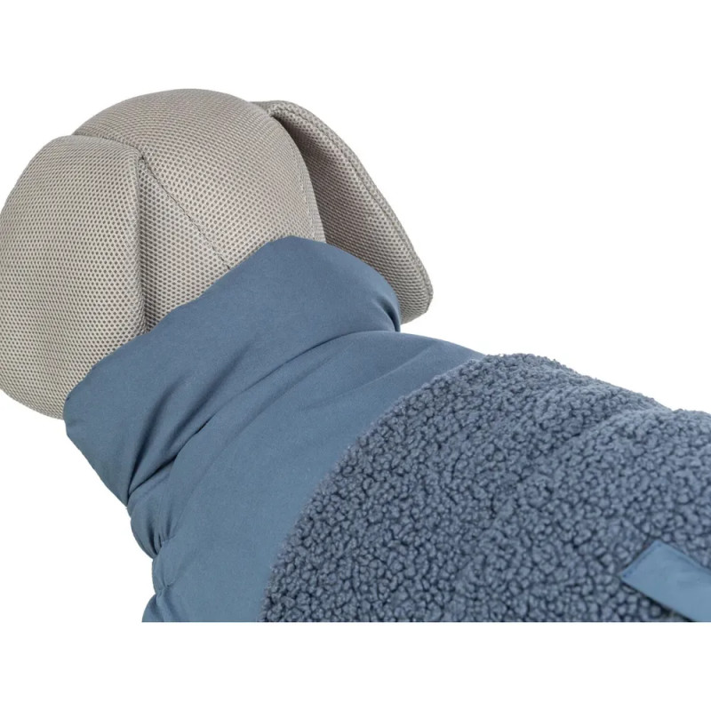 Detalle del cuello alto del abrigo Trixie Ajou azul para perro, ideal para proteger del frío y el viento