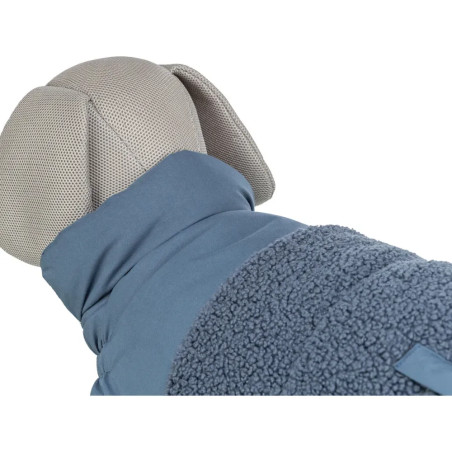 Detalle del cuello alto del abrigo Trixie Ajou azul para perro, ideal para proteger del frío y el viento