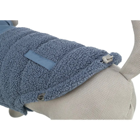 Detalle trasero del abrigo Trixie Ajou azul para perro, con cierre ajustable y tejido polar tipo borreguito