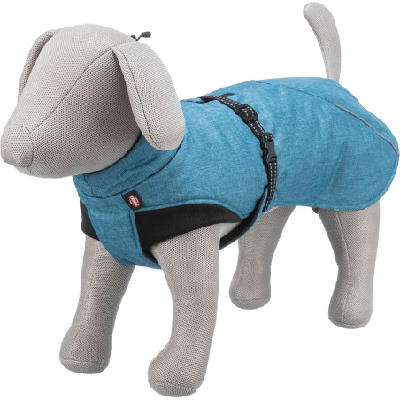 Abrigo impermeable Riom azul de Trixie puesto sobre maniquí de perro, ideal para razas grandes, con cierre ajustable y detalles 