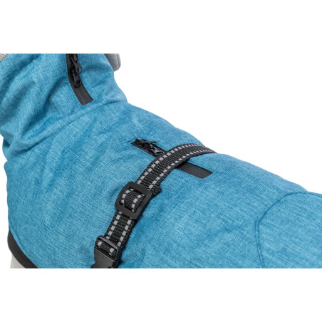 Detalle del abrigo Trixie Riom azul para perro con cremalleras impermeables y cinta de sujeción ajustable con reflectantes