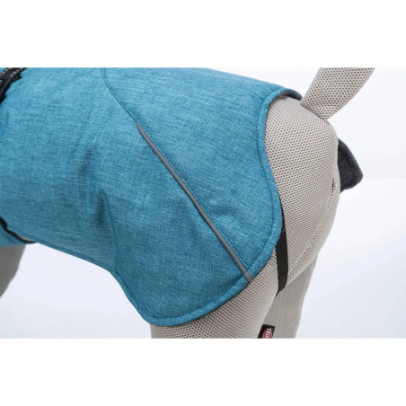 Parte trasera del abrigo impermeable Trixie Riom azul con ribete reflectante, colocado sobre perro maniquí