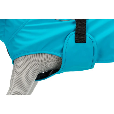 Primer plano del pecho del impermeable Trixie Vimy turquesa para perro grande, costuras reforzadas y logotipo visible, tejido im