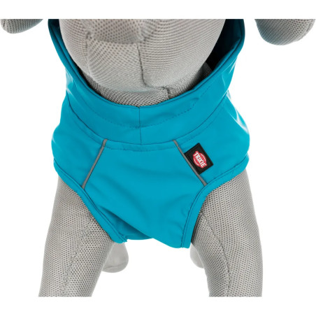 Primer plano del pecho del impermeable Trixie Vimy turquesa para perro grande, costuras reforzadas y logotipo visible, tejido im