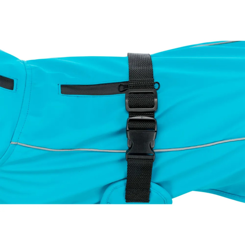 Detalle de la cremallera superior para arnés y hebilla de cierre en impermeable Trixie Vimy turquesa para perro