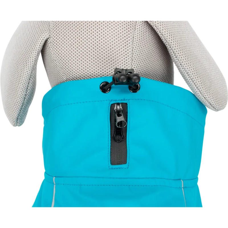 Detalle del cuello del impermeable Trixie Vimy turquesa para perro, con cremallera para correa y cordón ajustable con topes