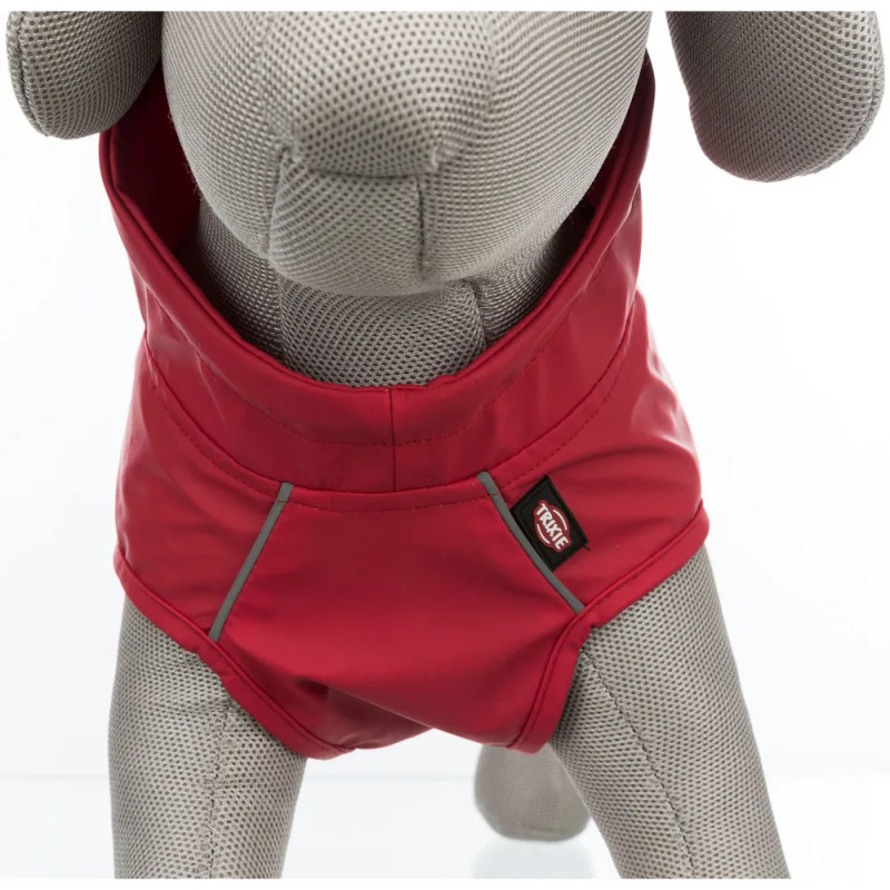 Detalle del pecho del impermeable Trixie Vimy rojo talla XL para perro, costuras reforzadas y tejido impermeable colocado sobre 