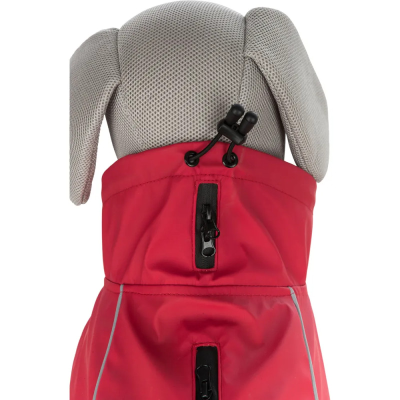 Primer plano del cuello del impermeable Trixie Vimy rojo para perro, con cordón ajustable y cremallera impermeable para correa