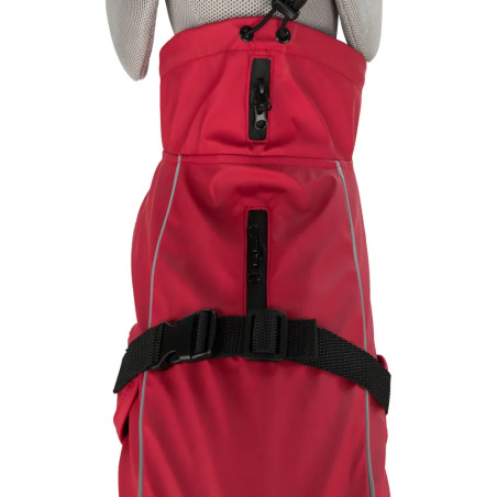 Detalle técnico del impermeable Trixie Vimy rojo para perro, con cremalleras impermeables para arnés y correa, ajuste con cordón