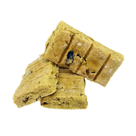 Detalle de turrón duro para perros Puromenu – snack natural troceado con ingredientes visibles