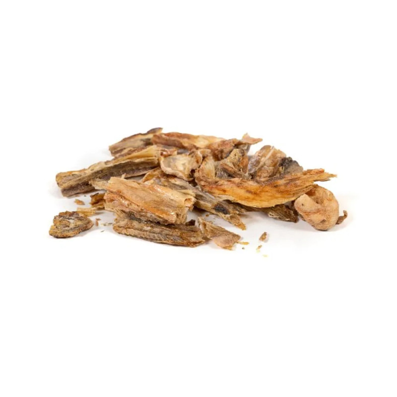 Trozos de snack de pescado deshidratado para perros, snack natural rico en omega‑3.