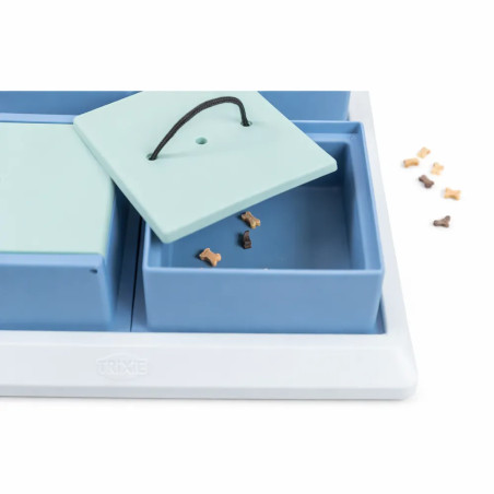 Detalle del Dog Activity Poker Box Nivel 2 con tapa abierta mostrando premios para perro en su interior, juego mental interactiv