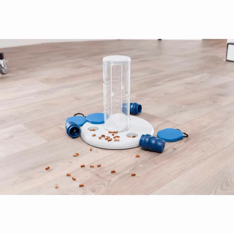 Juguete Dog Activity Gambling Tower tras su uso, con piezas desmontadas y premios esparcidos por el suelo, juego interactivo par