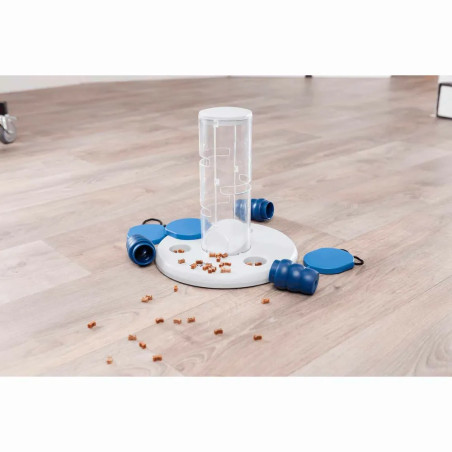 Juguete Dog Activity Gambling Tower tras su uso, con piezas desmontadas y premios esparcidos por el suelo, juego interactivo par