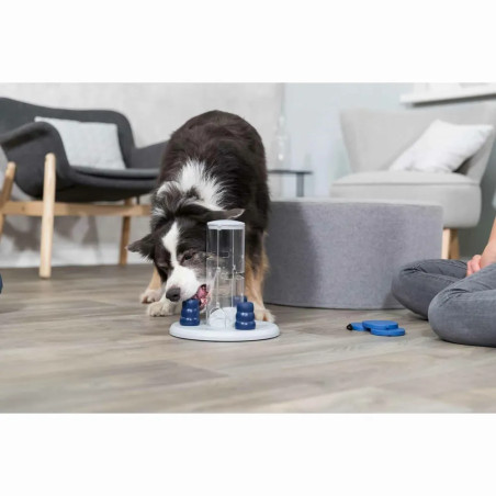 Perro interactuando con el juguete Dog Activity Gambling Tower en casa, resolviendo el juego de inteligencia para liberar premio