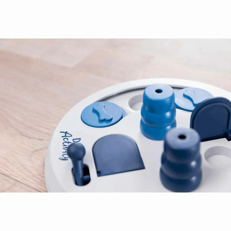 Detalle de los compartimentos del juguete interactivo Dog Activity Flip Board para perros.