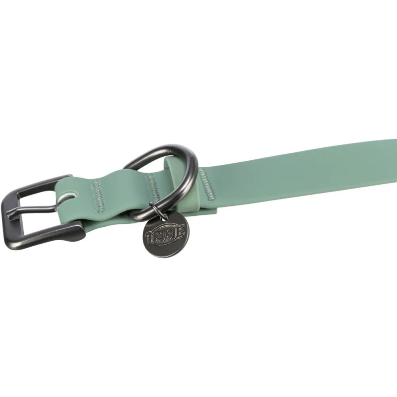 Primer plano del cierre del collar para perro Trixie en PVC verde menta, con hebilla metálica, anilla resistente y chapa identif