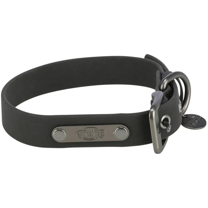 Collar para perro Trixie de PVC negro con placa metálica frontal, hebilla y anilla resistentes, diseño impermeable y seguro.