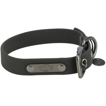 Collar para perro Trixie de PVC negro con placa metálica frontal, hebilla y anilla resistentes, diseño impermeable y seguro.