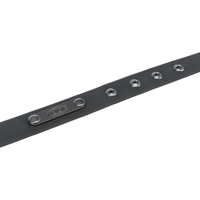 Detalle de ajuste del collar Trixie de PVC negro para perro, con ojales metálicos reforzados y placa decorativa grabada.