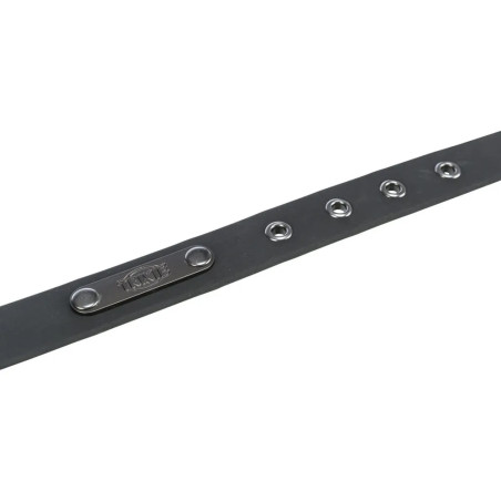 Detalle de ajuste del collar Trixie de PVC negro para perro, con ojales metálicos reforzados y placa decorativa grabada.