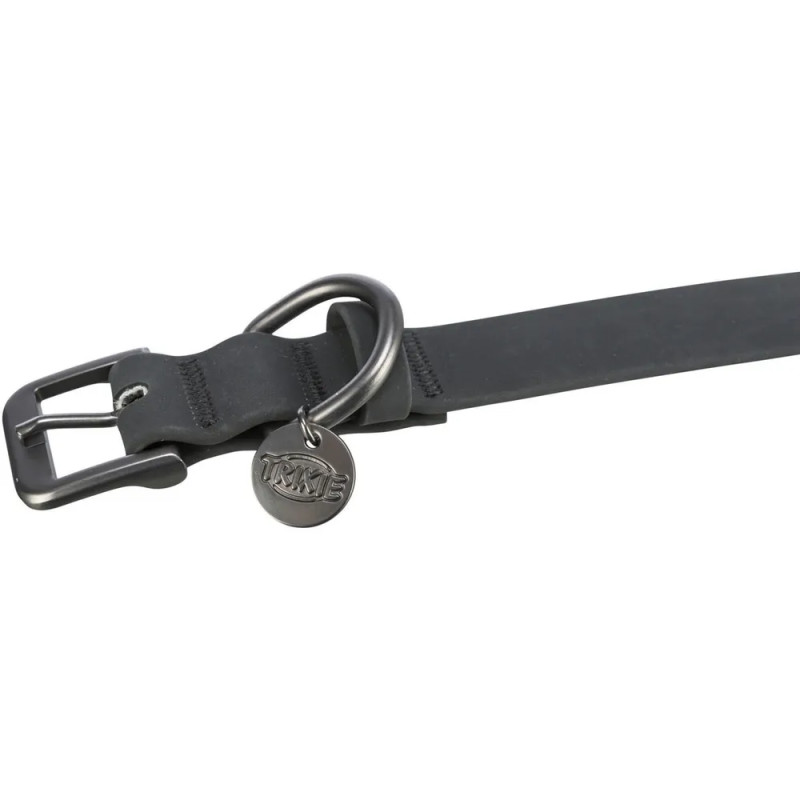 Primer plano del cierre del collar Trixie de PVC negro para perro, con hebilla metálica, anilla y chapa identificativa de la mar
