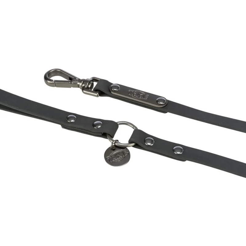 Detalle del mosquetón y herrajes de la correa negra CityStyle de 13 mm para perros.