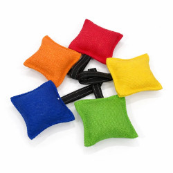 Mordedores cuadrados de colores para perros, hechos en tela francesa con asa resistente.