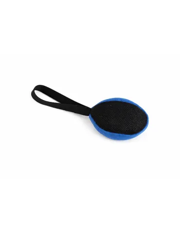 Mordedor para perros en forma de pera color azul con asa, fabricado en tela francesa resistente.