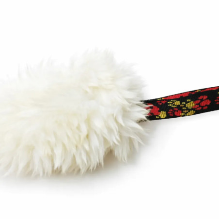 Primer plano del motivador de bolsillo con pompón blanco de oveja merino y cinta decorada de Flexipets