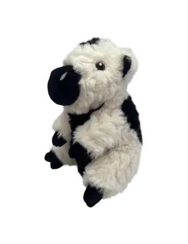 Juguete para perro KONG Tyke Comfort con forma de vaca de peluche suave y sonido, con embalaje visible. 2