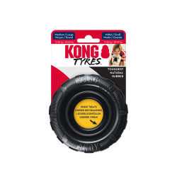 Juguete de caucho KONG Tyres negro para perro mediano/grande, en forma de neumático para masticar y premios.