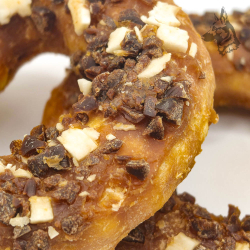 Snack 100% natural: Donut de colágeno bovino con virutas de pollo, horneado artesanalmente. Ideal para entretener a tu perro mie 2