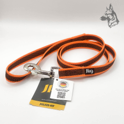 Correa Julius K9 en color naranja con goma entretejida, diseñada para un agarre antideslizante y seguro. Ideal para paseos y act