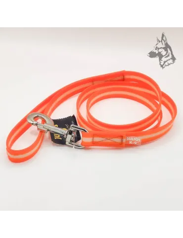 Correa Julius K9 IDC en color naranja, fabricada con materiales de alta calidad y cubierta de silicio fosforescente. Incluye un 