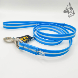 Correa Julius K9 IDC en color azul, fabricada con poliéster resistente y cubierta de silicio fosforescente. Diseñada con un mosq