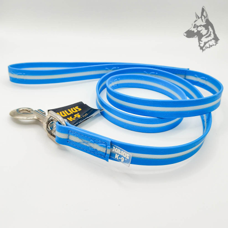 Correa Julius K9 IDC en color azul, fabricada con poliéster resistente y cubierta de silicio fosforescente. Diseñada con un mosq