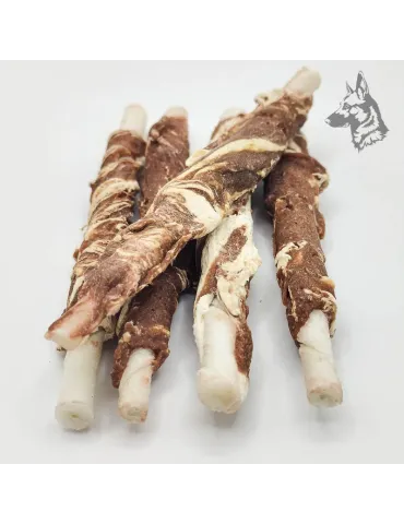 Rollito de ternera veteada: snack natural para perros, elaborado con piel de vacuno envuelta en ternera y pescado blanco. Ideal 