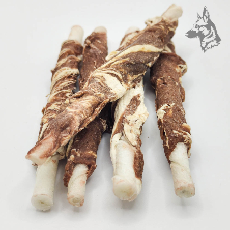 Rollito de ternera veteada: snack natural para perros, elaborado con piel de vacuno envuelta en ternera y pescado blanco. Ideal 
