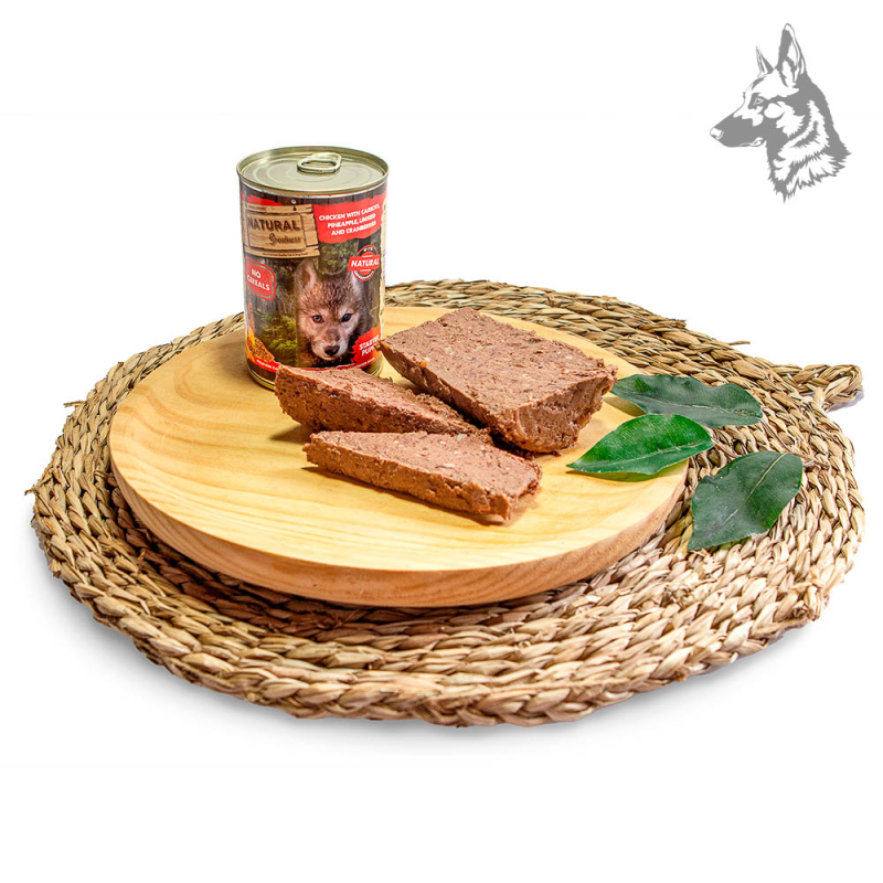 Comida húmeda Natural Greatness Pollo con zanahorias en plato - Presentación del producto en porciones sobre una tabla de madera