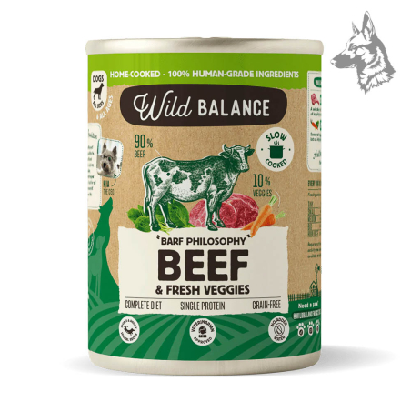 Lata de comida para perros Wild Balance Beef & Fresh Veggies con un diseño natural que destaca su contenido de 90% carne de res 