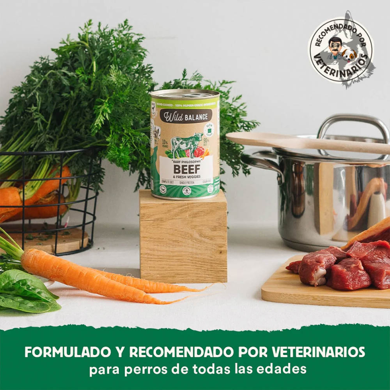 La lata de Wild Balance Beef & Fresh Veggies en un entorno de cocina, rodeada de ingredientes frescos como zanahorias y carne, c