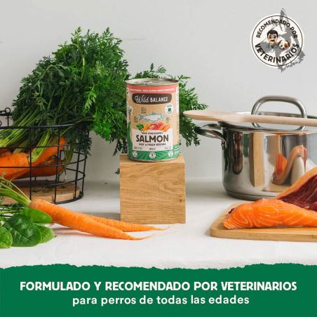 Lata de Wild Balance BARF Philosophy Salmón y Ternera colocada en una cocina con ingredientes frescos alrededor, como zanahorias