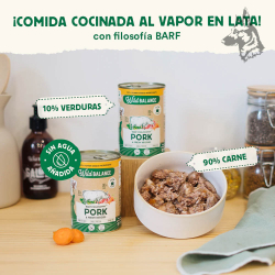 Lata de comida para perros Wild Balance con cerdo y verduras frescas. Resalta su composición de 90% cerdo y 10% verduras, con co 2