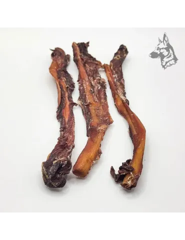 Vista cercana de los tendones de ciervo con carne, resaltando su textura natural y jugosa.