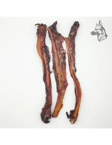 Vista cercana de los tendones de ciervo con carne, resaltando su textura natural y jugosa. 2