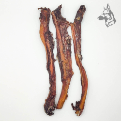 Vista cercana de los tendones de ciervo con carne, resaltando su textura natural y jugosa. 2