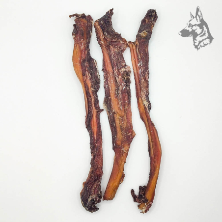 Tres piezas de tendón de ciervo con carne deshidratadas, mostrando su forma alargada y fibrosa.